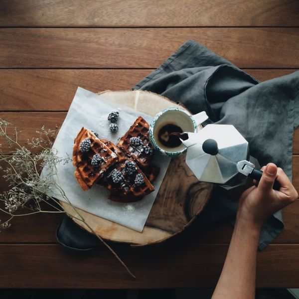 Caffè versato da una moka